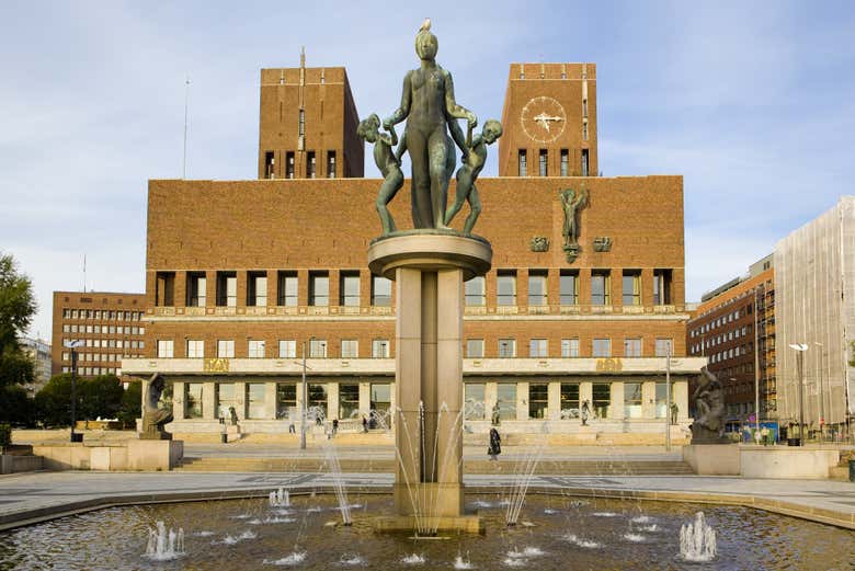 Admirando el Ayuntamiento de Oslo