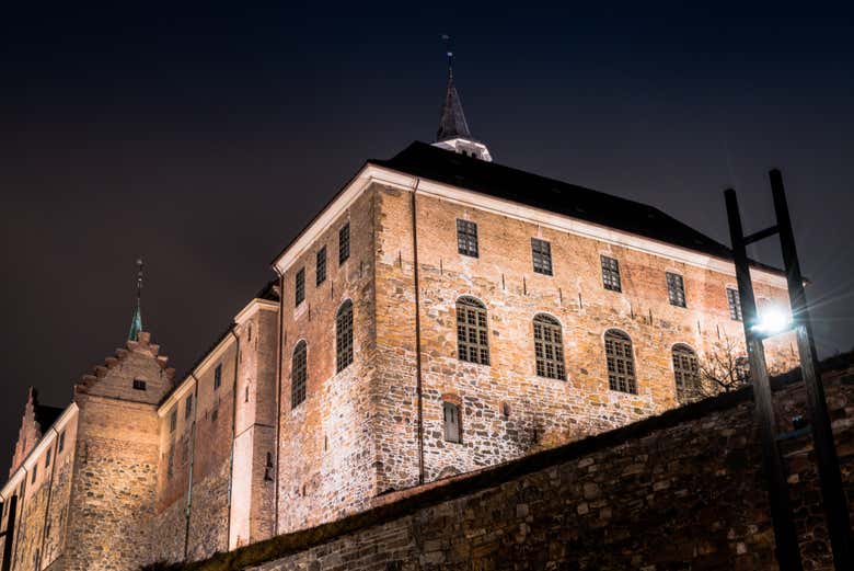 Paseando junto a la fortaleza de Akershus