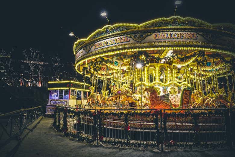 Clásico carrusel iluminado del mercado de Navidad