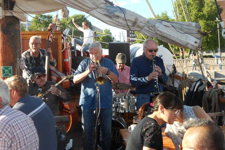 Músicos a bordo del velero