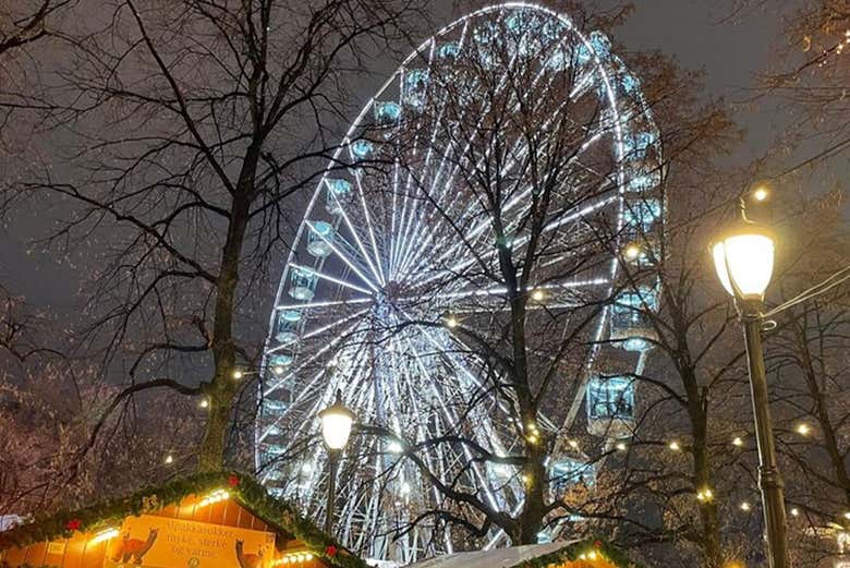 Contemplando la ruota panoramica dei mercatini