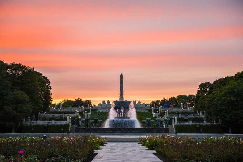 Colores del cielo en el Parque Vigeland al atardecer