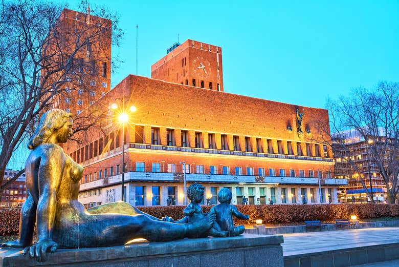 Admirando los exteriores del ayuntamiento de Oslo