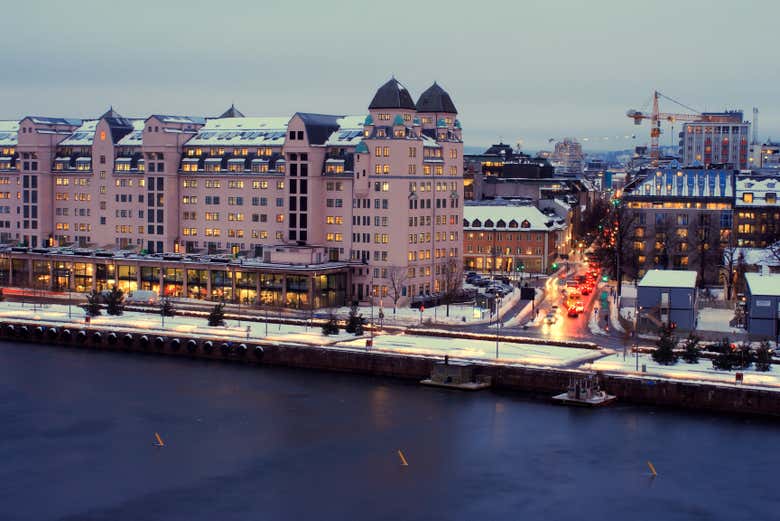 Anocheciendo en el puerto de Oslo
