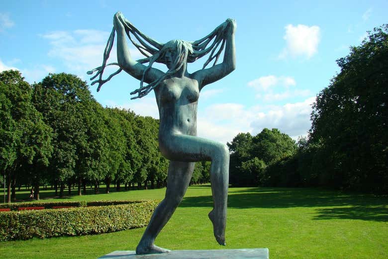 Admire sculptures in Frogner Park