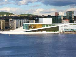 Ópera de Oslo vista do mar