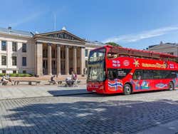 O ônibus turístico percorrendo Oslo