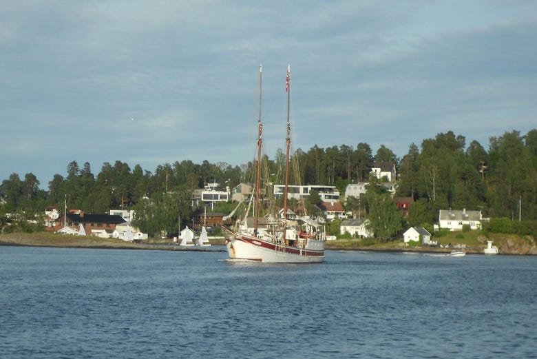 Veleiro tradicional norueguês no fiorde de Oslo