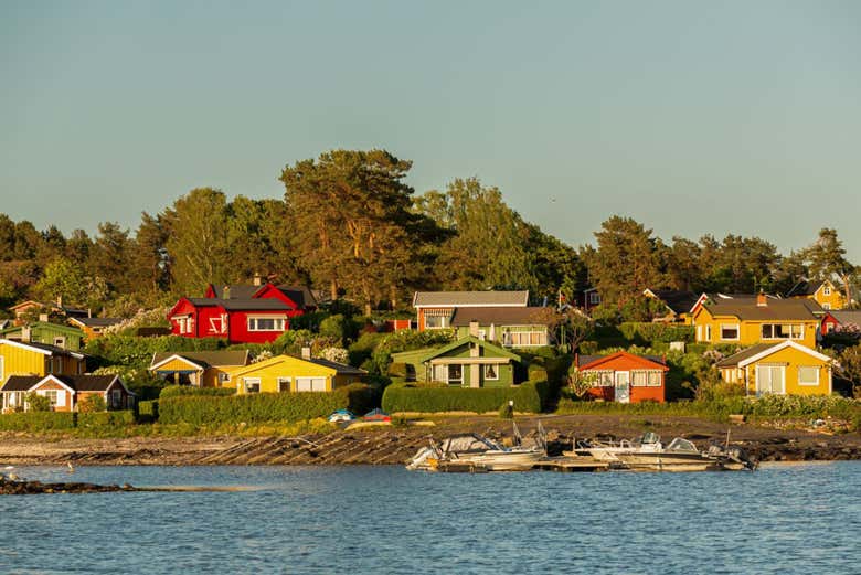 Casitas de colores en el fiordo de Oslo