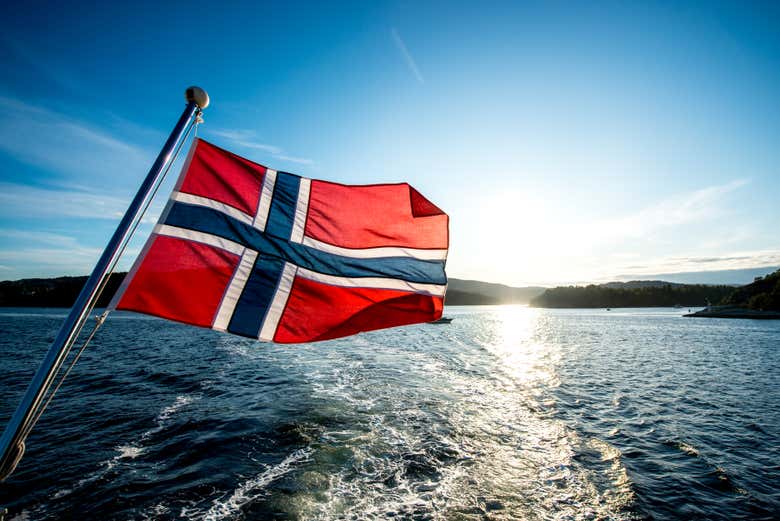 La bandera noruega ondeando en el barco
