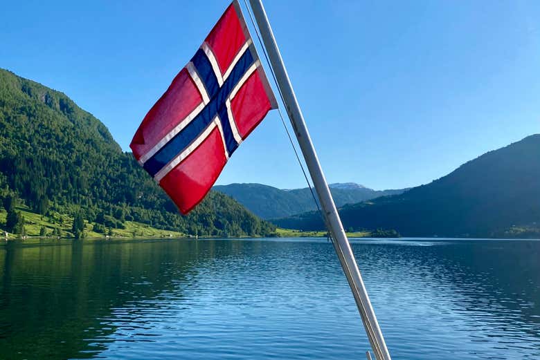 La bandera noruega ondeando en el barco