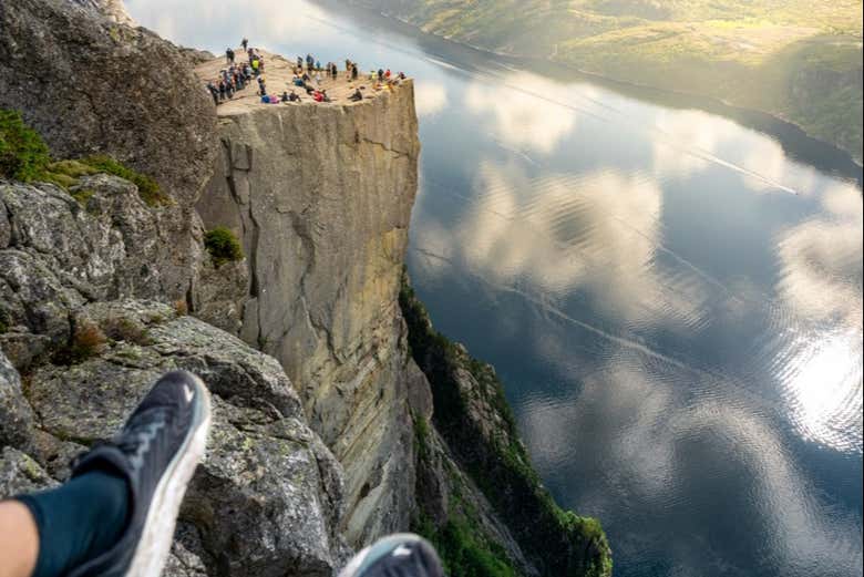Admirando o fiorde de Lysefjord