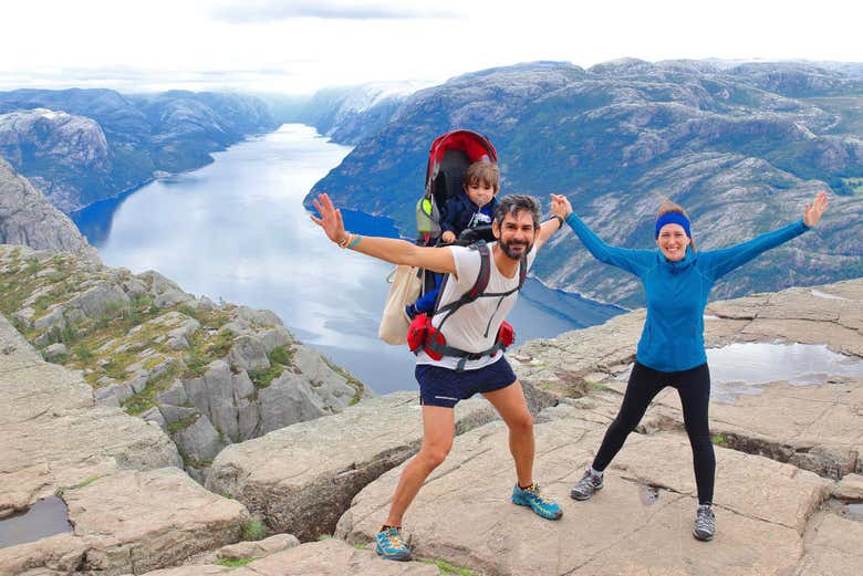 Familia en Preikestolen