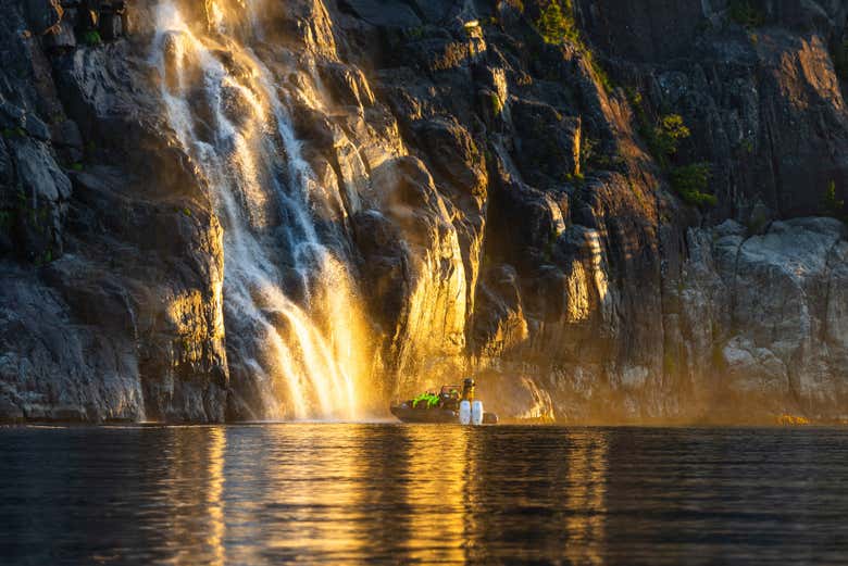 Nos acercaremos en la lancha a la cascada Whisky