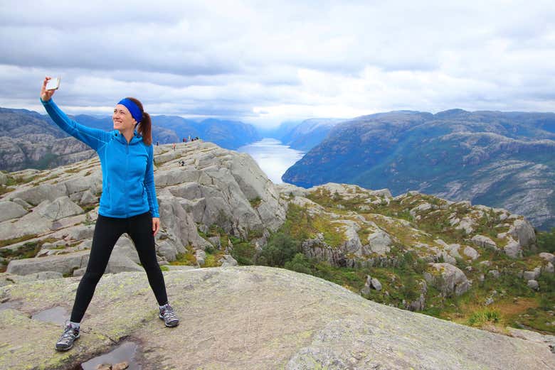 Haciendo senderismo hasta Preikestolen