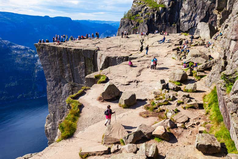Llegando a Preikestolen