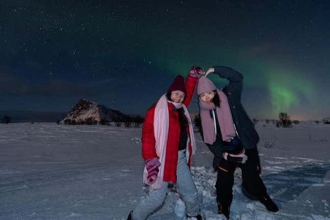 Disfrutando de la aurora boreal en la nieve