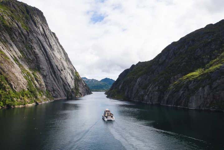 Navegando por Trollfjord de barco