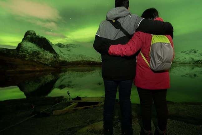 Una pareja viendo la aurora boreal