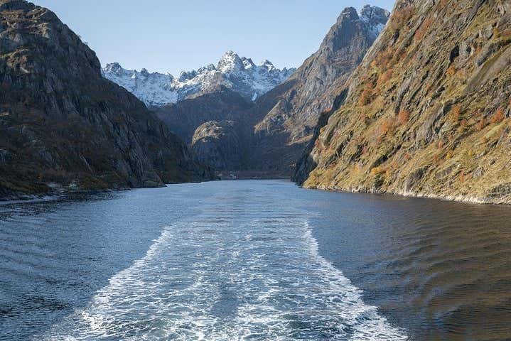 Navegando pelo fiorde do norte de Svolvaer