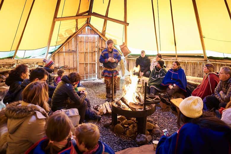 Réchauffez-vous dans le camp sami