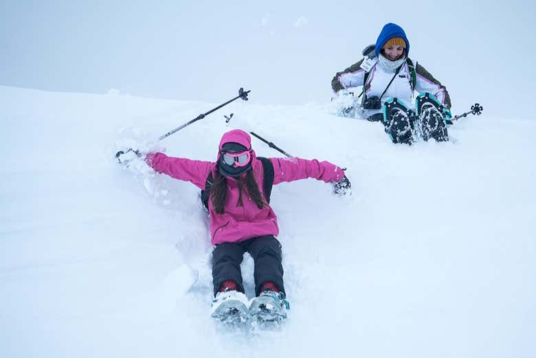 Durante o passeio com raquetes de neve