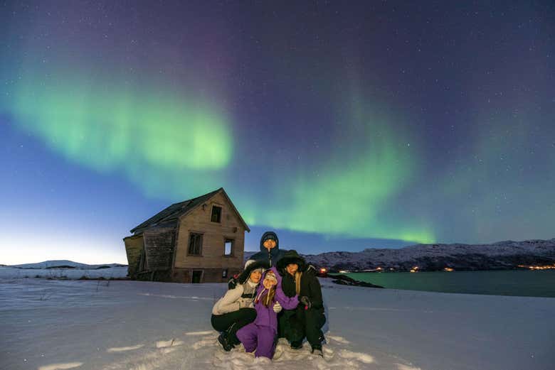 Ammirando l'aurora boreale in famiglia