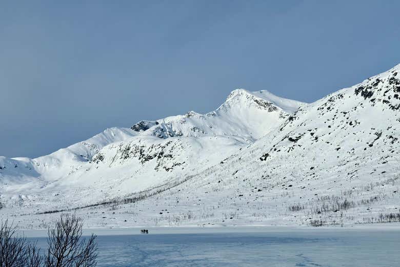 Montañas de Sommarøy nevadas