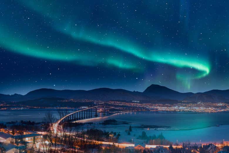 Panorâmica das auroras boreais sobre Tromsø