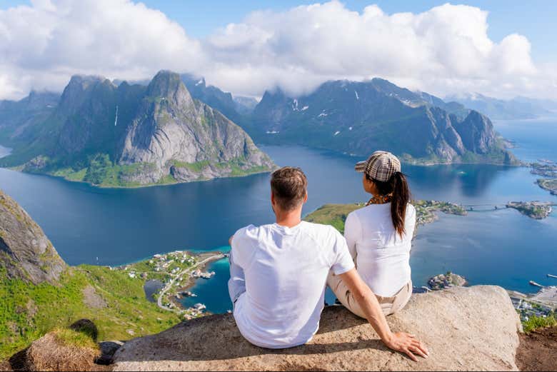 Una pareja en un mirador de las islas Lofoten