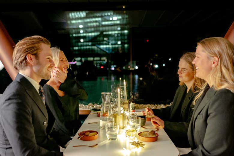 Disfrutando del crucero con cena