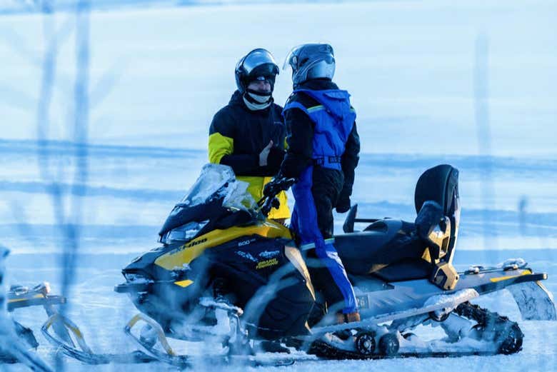 Explorad la naturaleza ártica a bordo de una moto de nieve