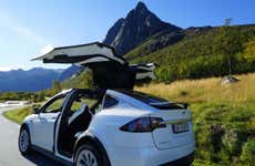 Tour panoramico dei fiordi norvegesi in Tesla