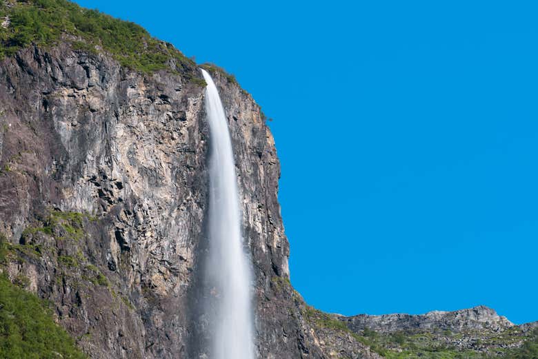 Cascatas que desembocam no fiorde de Nærøy