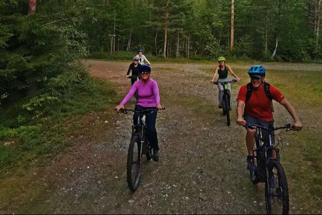 Grupo disfrutando del tour en bici por Voss
