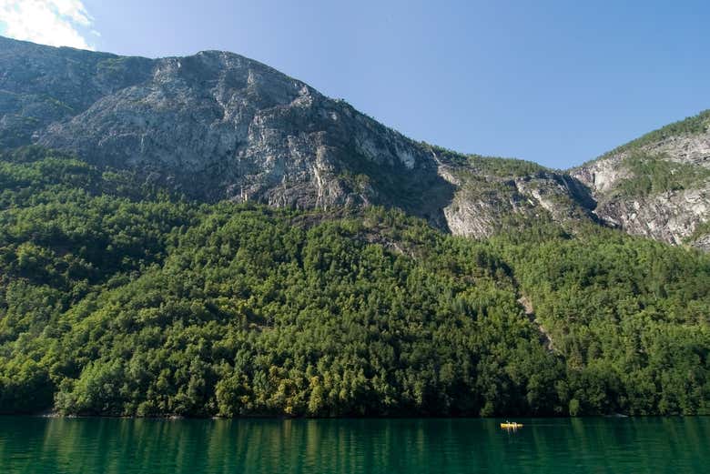 Um caiaque navegando pelas montanhas Næroyfjord
