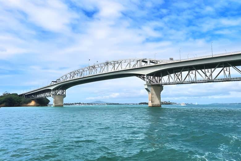 Pasando cerca del puente del puerto de Auckland