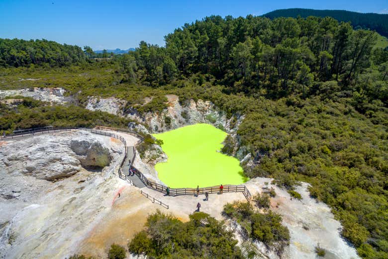Vue aérienne sur la réserve thermale de Wai-O-Tapu