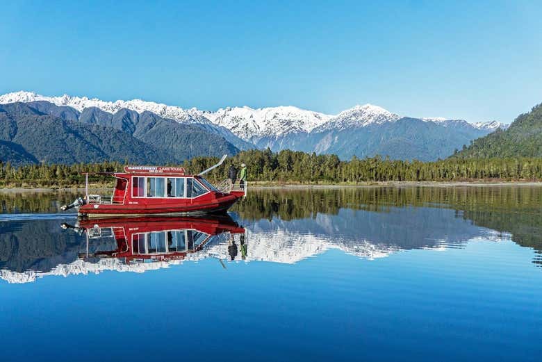 Disfrutando del paseo en barco por el lago Mapourika