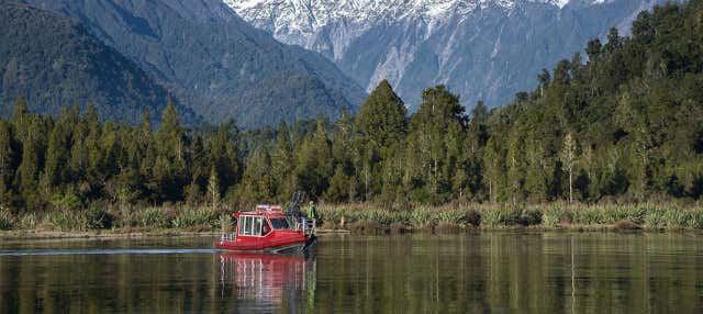 Passeio de barco pelo lago Mapourika