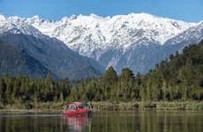 Paseo en barco por el lago Mapourika