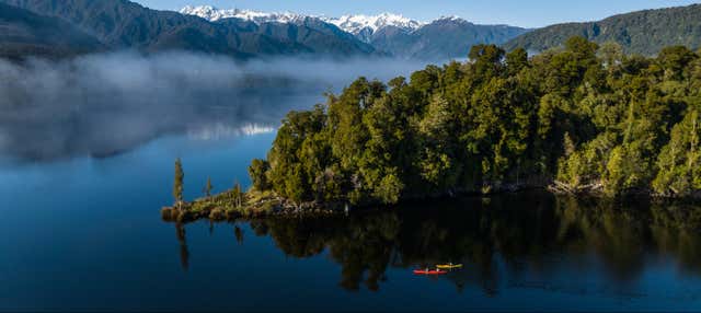 Tour de caiaque pelo lago Mapourika