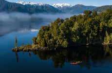 Tour en kayak por el lago Mapourika
