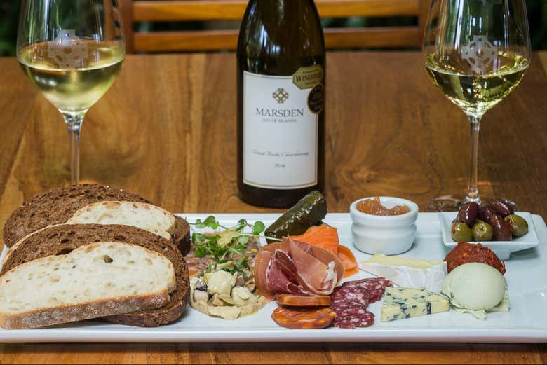 Accompany the wine with some tasty appetisers