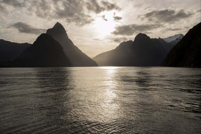 Vistas de Milford Sound al atardecer
