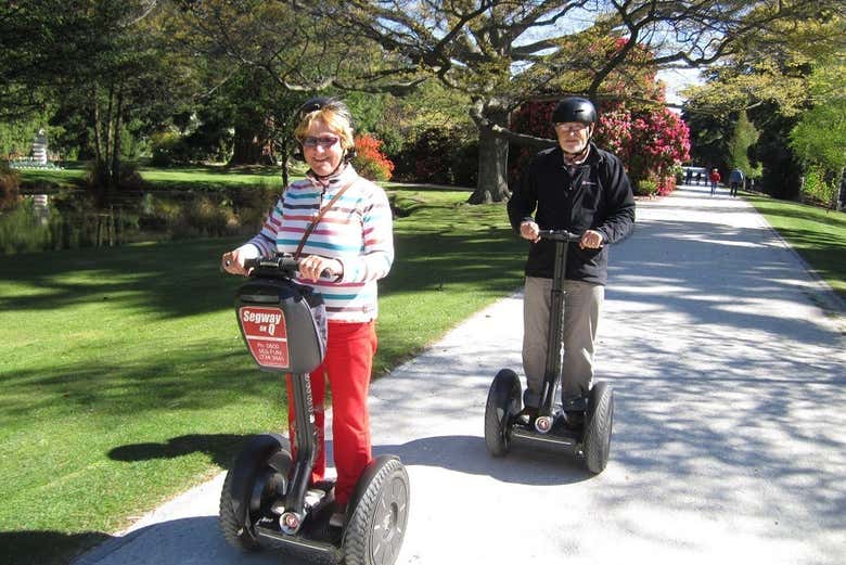 Una pareja conduciendo los segway por Queenstown