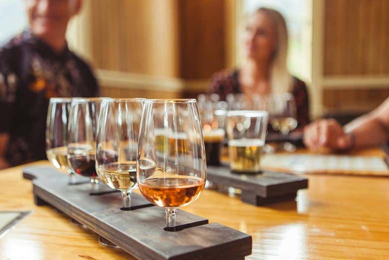 Cata de vinos y cervezas de diferentes variedades