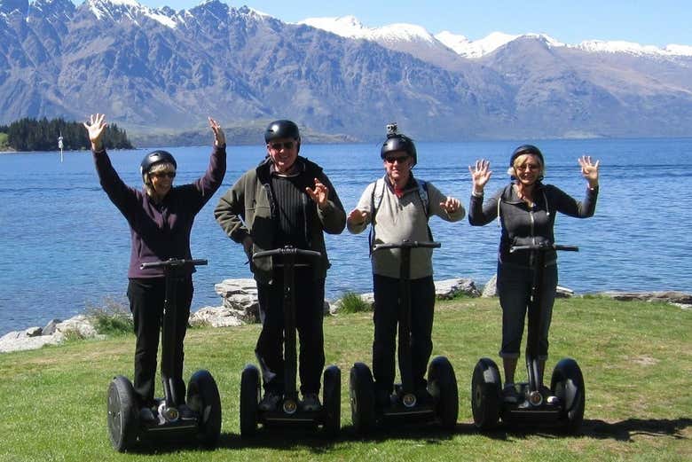 ¡Foto de grupo en los segways en la bahía de Queenstown!