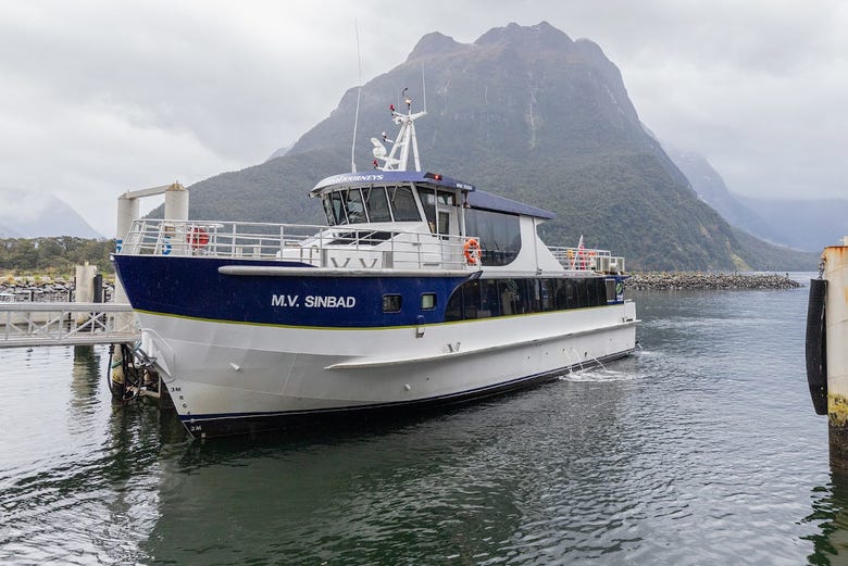 Barco preparado para navegar pelo fiorde Milford Sound