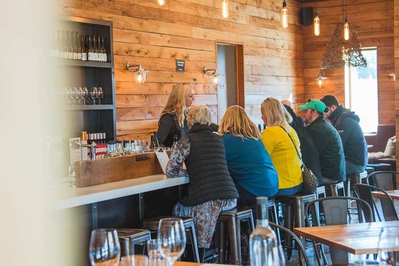 Sentados en la barra del bar